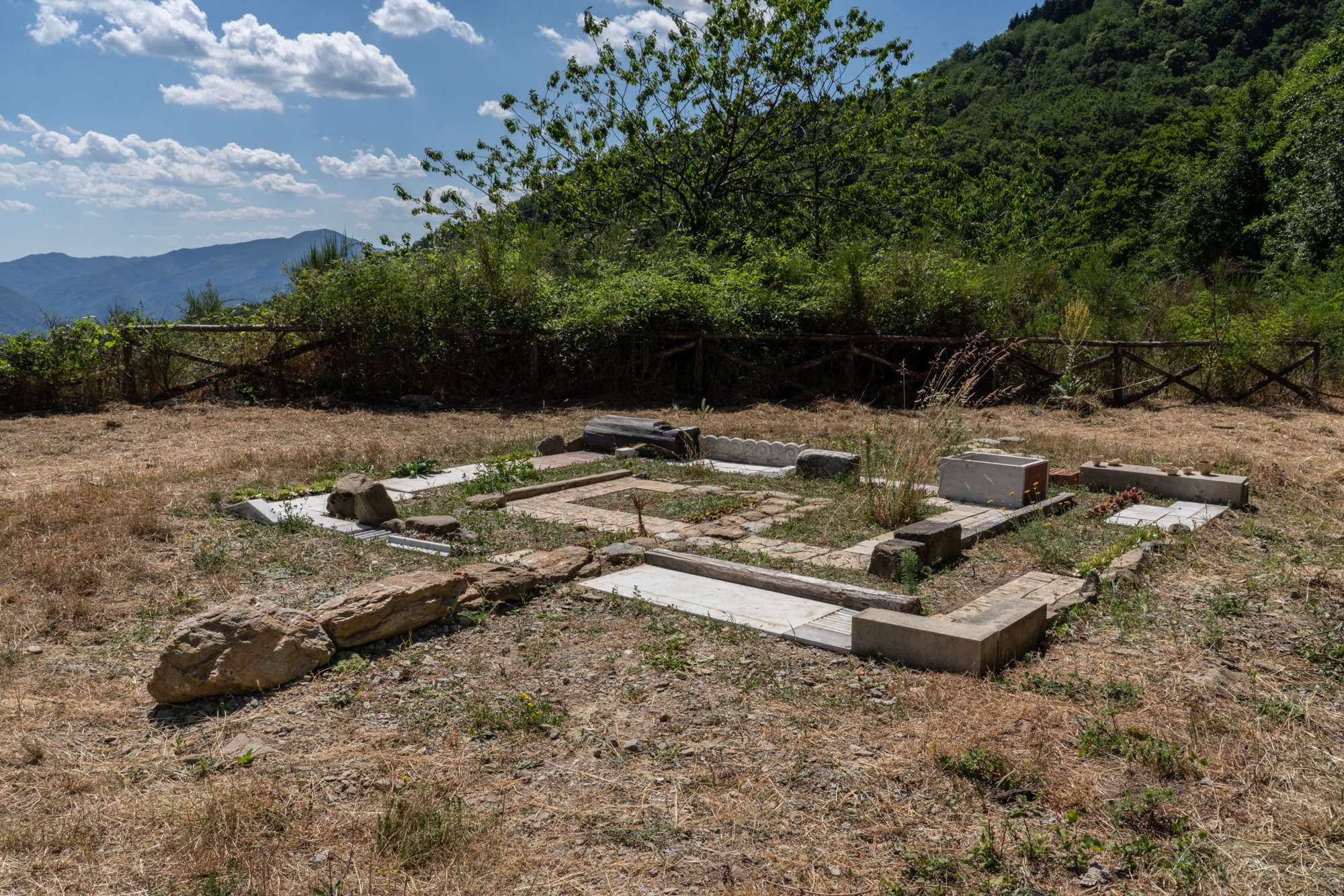 Chiara Camoni, La Casa del Serpente Regolo, ovvero la storia di un fiume, un sentiero, un serpente (2025). Foto: Elisa Norcini / Pecci Zentrum