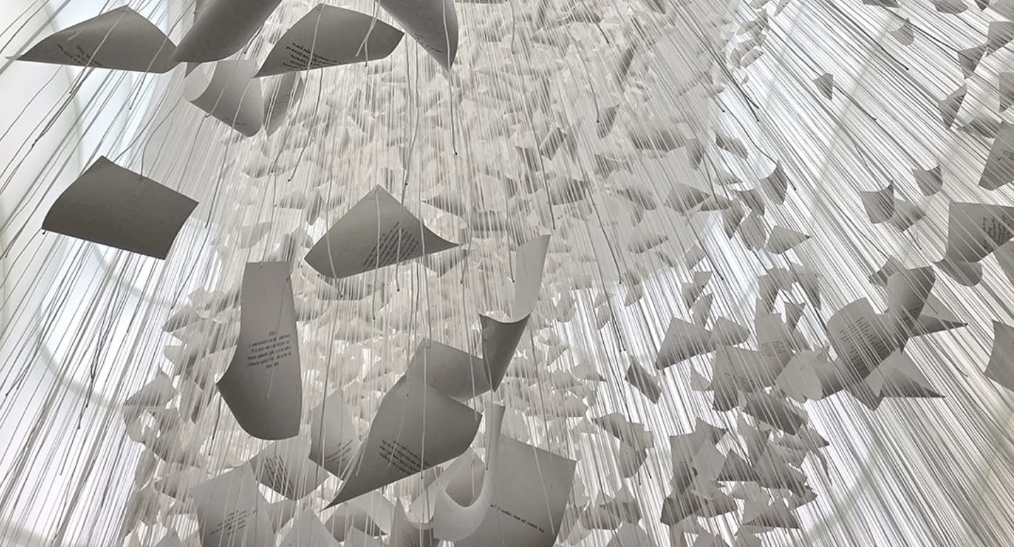 Al MUDEC di Milano la nevicata sospesa che sa di ricordi di Chiharu Shiota