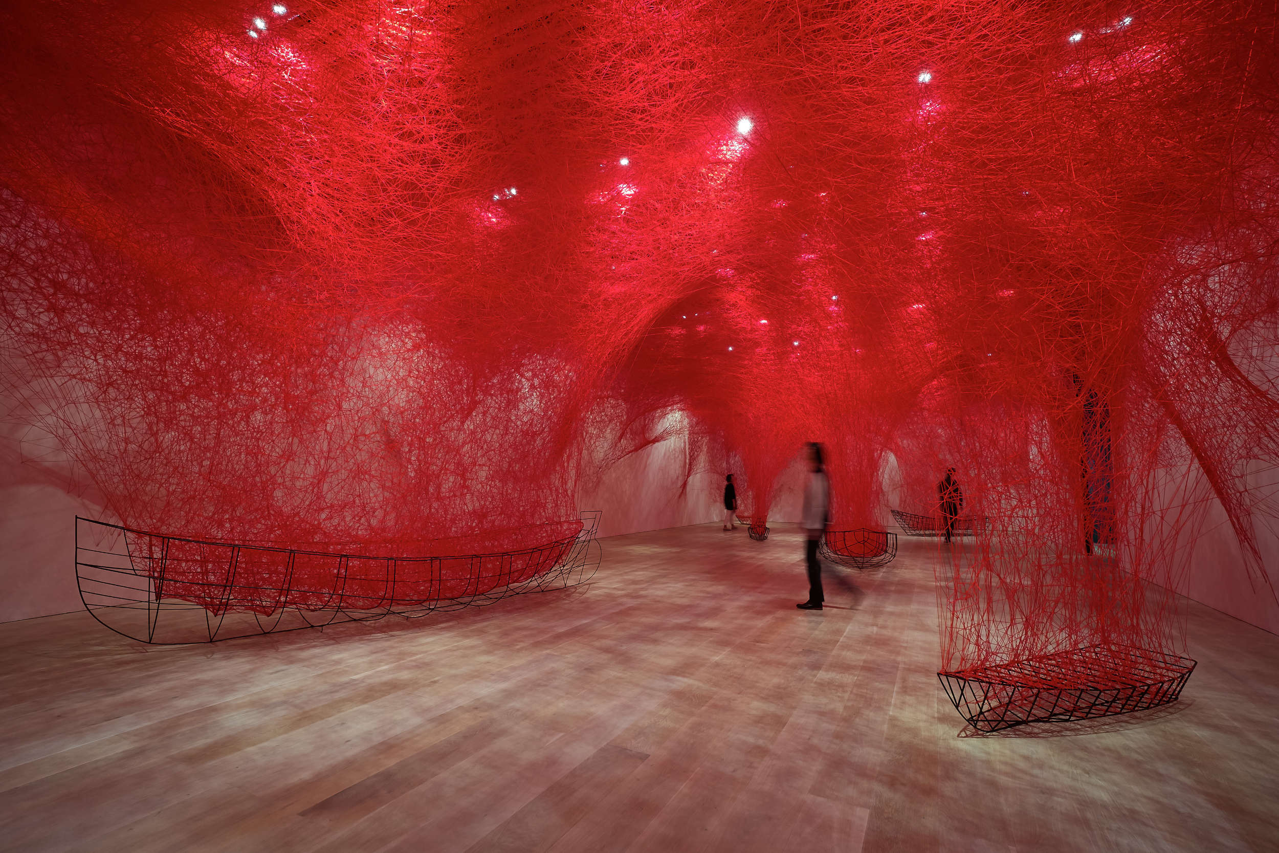 Una grande retrospettiva su Chiharu Shiota al MAO di Torino: la materia invisibile dell’anima