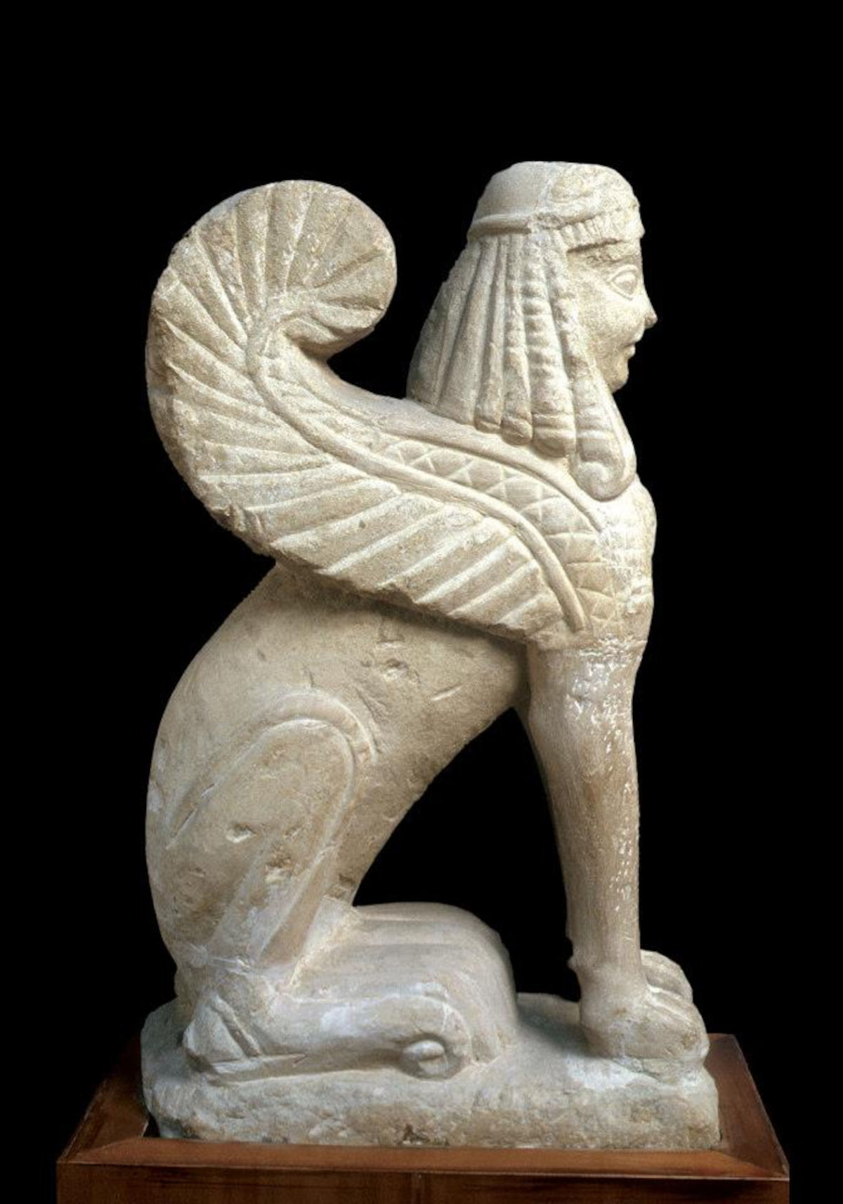 Funerary sculpture depicting a seated sphinx (First half of the 6th century BC; fetid stone; Chiusi, National Etruscan Museum) Photo: Ministry of Culture - National Etruscan Museum