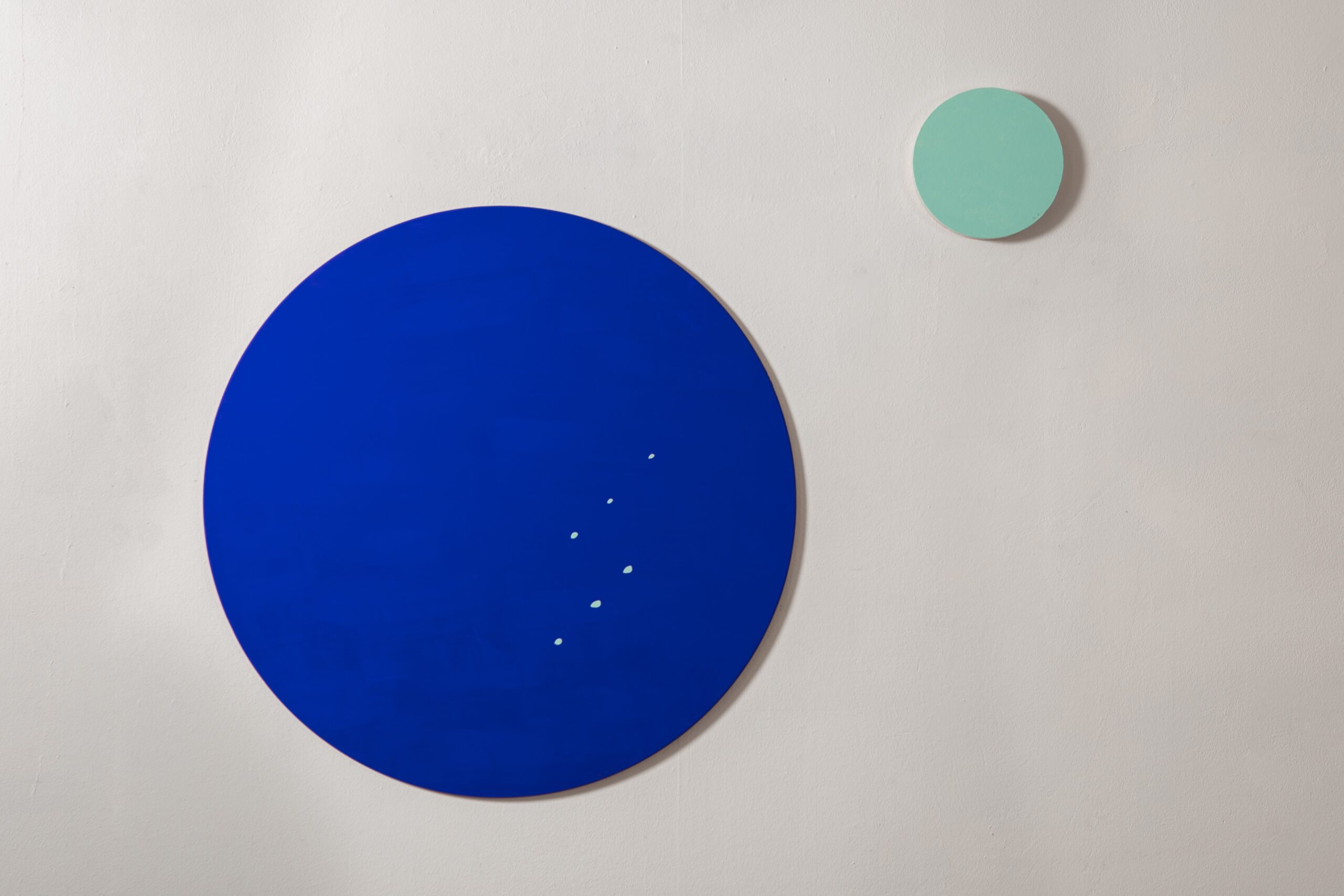 Silvia Ciaccio trasforma la galleria Longari Arte Milano in uno spazio tra sogno e materia