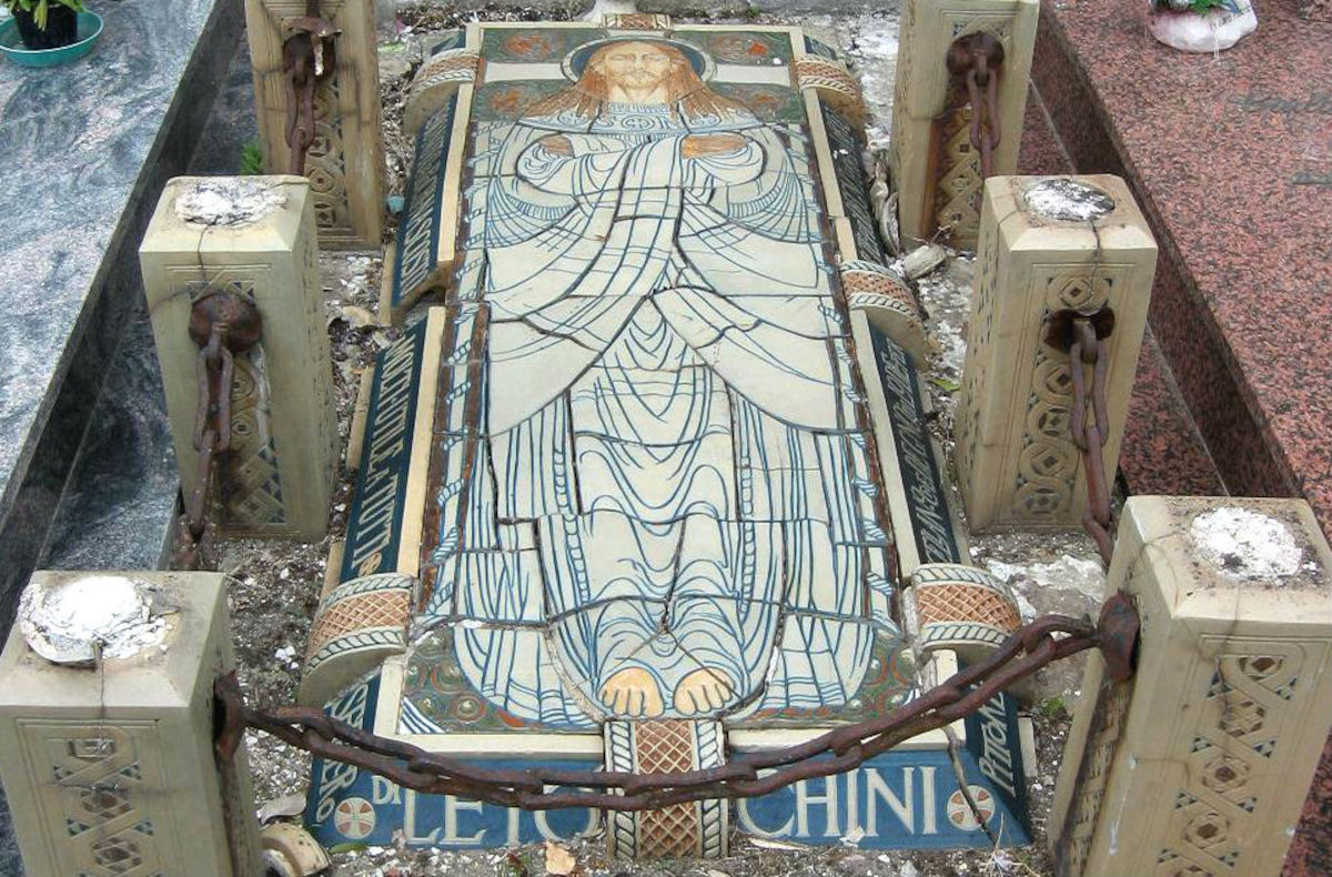 Scarperia Cemetery, tomb of Leto Chini. Photo: Wikimedia Commons - Gianni Frilli