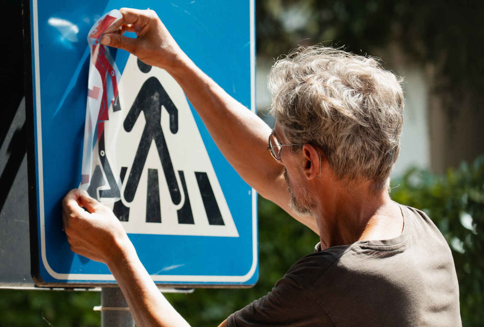 Per la prima volta lo street artist Clet reinterpreta l'intera segnaletica di un borgo delle Marche