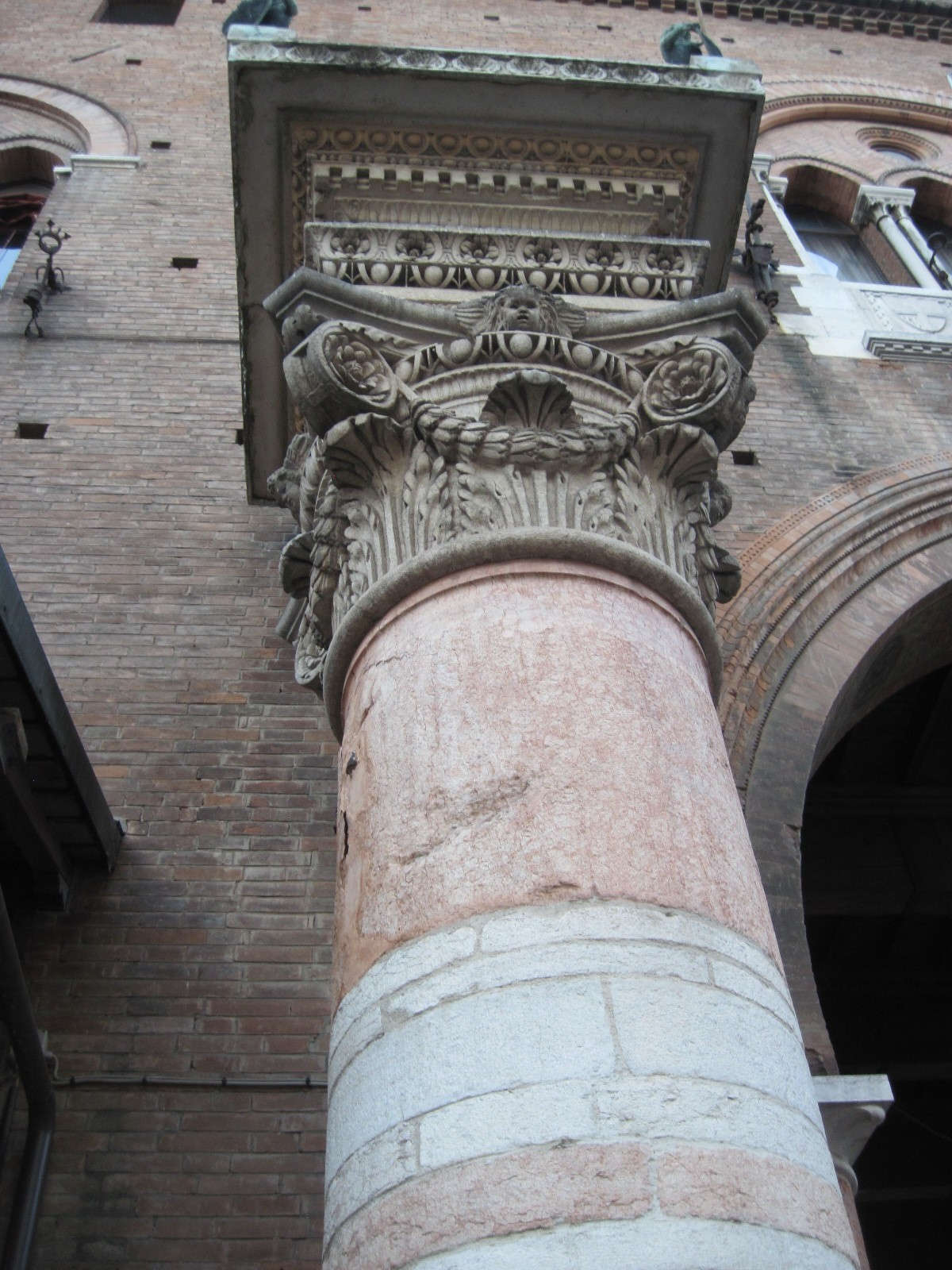 Die Säule von Borso d'Este. Foto: Wikimedia/Lungoleno