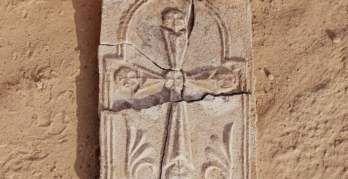 Abu Dhabi, scoperta una croce cristiana nello scavo dell'antico monastero