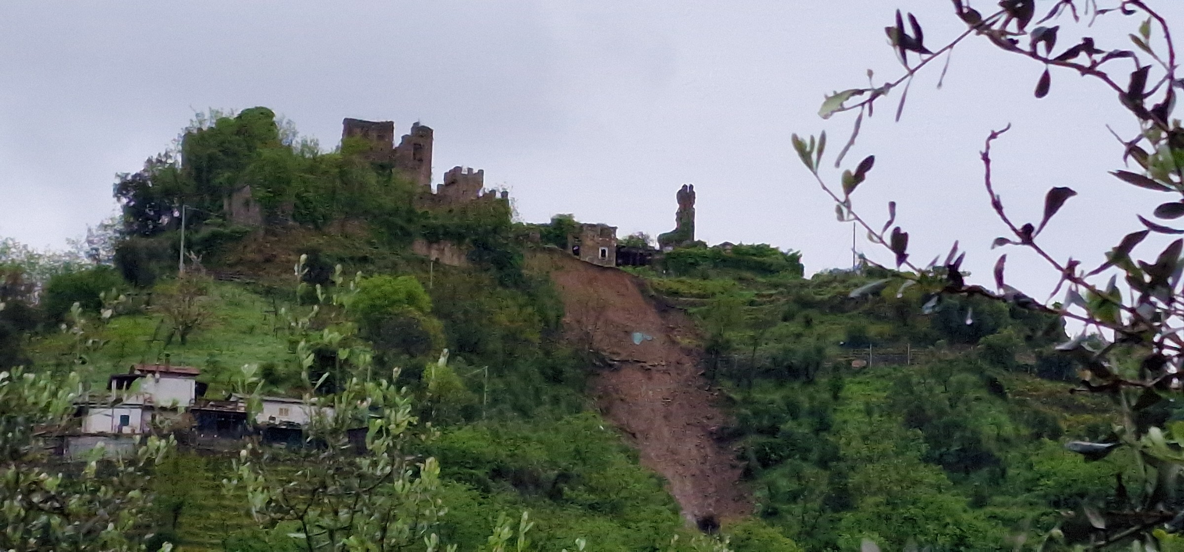 Carrara, crolla tratto delle mura quattrocentesche del Castello di Moneta