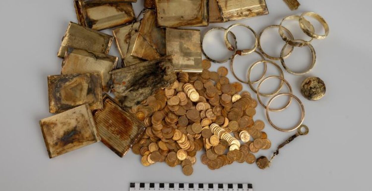 Boemia, ritrovato deposito di 7 kg con monete d’oro e gioielli sul versante di una collina