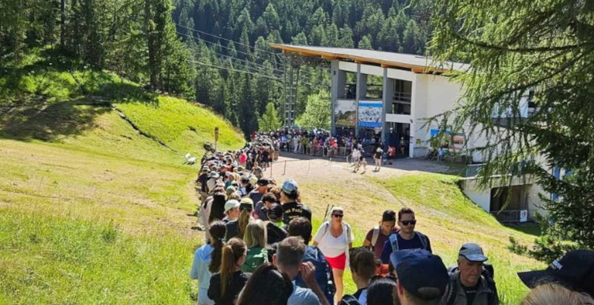 Dolomiti, Val Gardena travolta dai turisti: file, tornelli e polemiche sulla nuova funivia