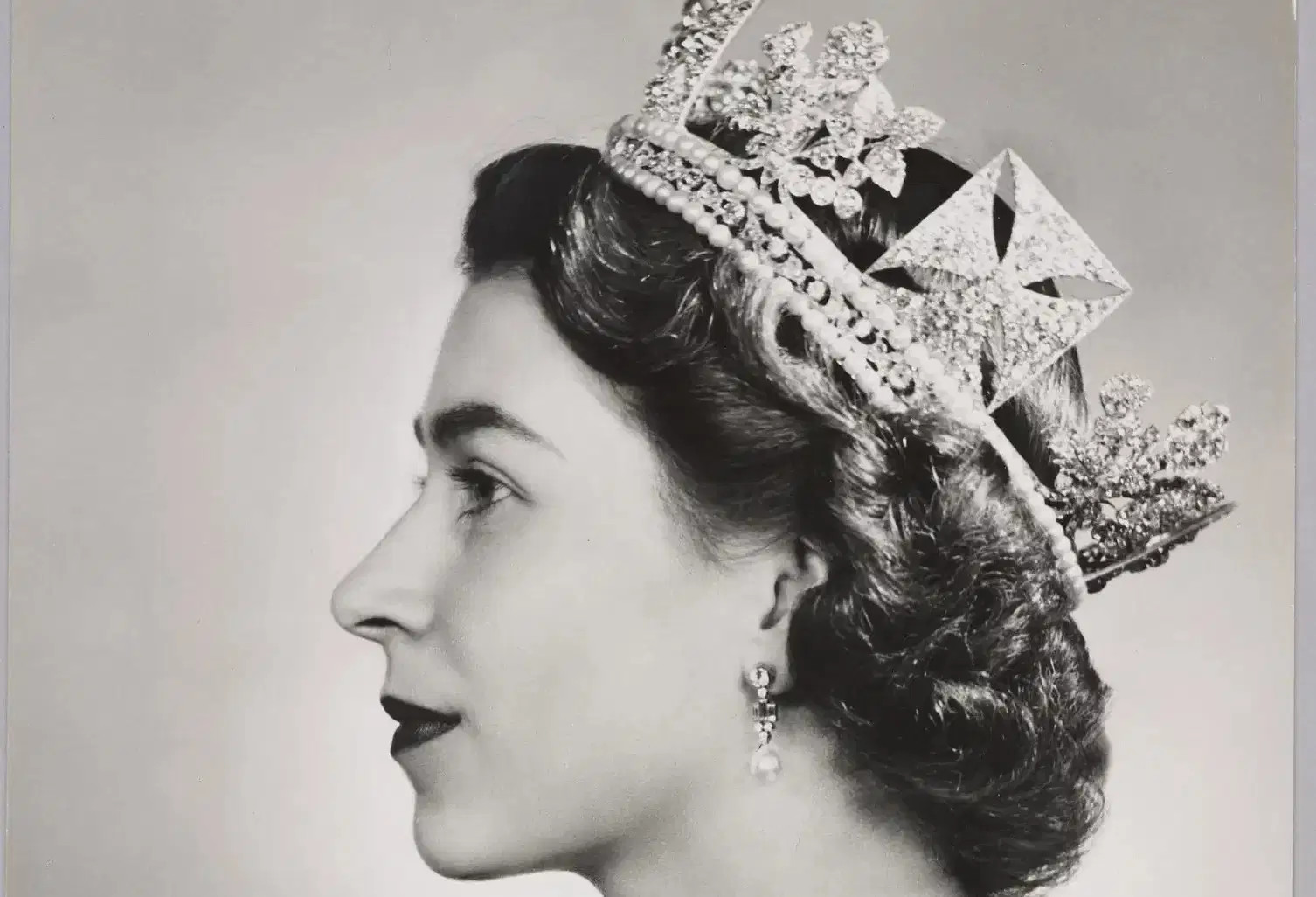 Regno Unito, sarà Martin Jennings a realizzare la statua della regina Elisabetta II nel memoriale nazionale