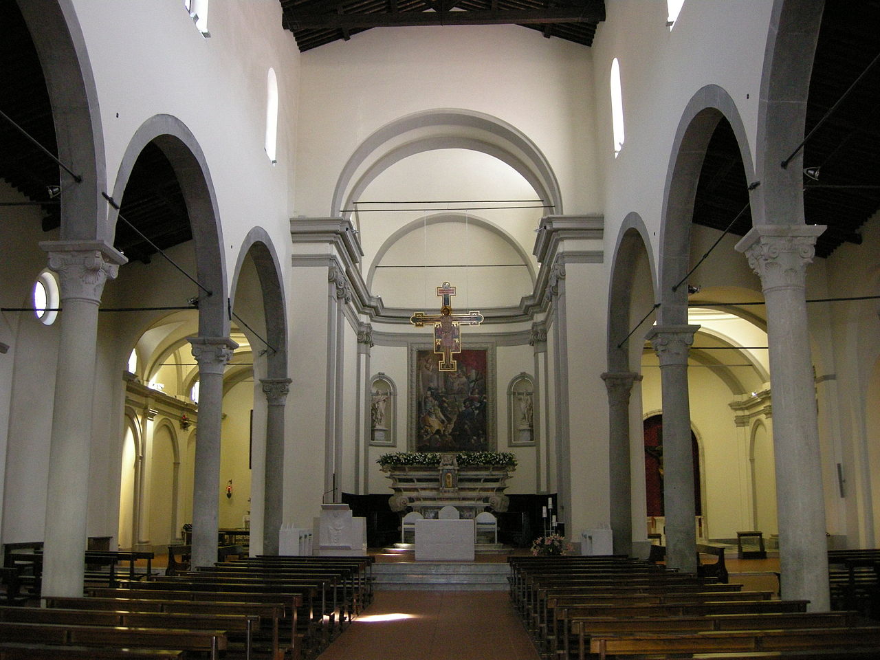 Interior de la catedral de Castelnuovo Garfagnana