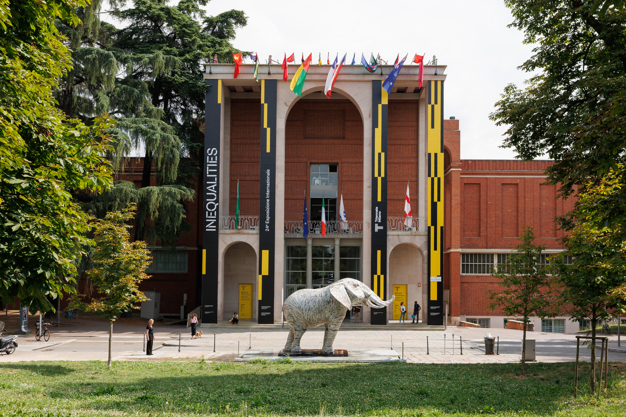 Dopo l'incendiata balenottera azzurra, arriva davanti alla Triennale Milano l'elefante della Namibia