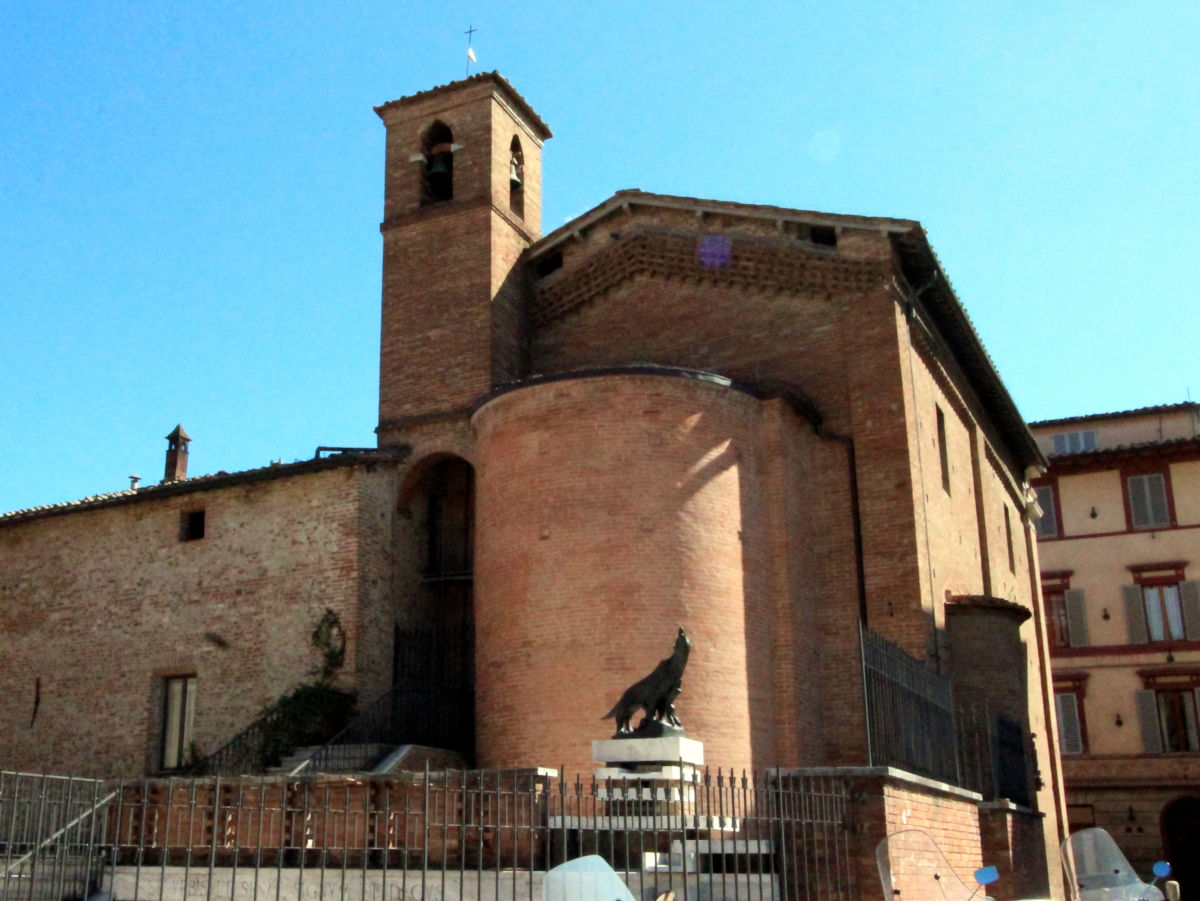La fontaine de la Louve devant l'église de San Rocco à Vallerozzi (Sienne). Photo : Wikimedia Commons - LigaDue