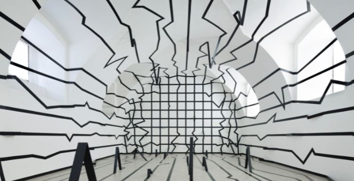 Esther Stocker alla Tenuta Dello Scompiglio: un'indagine visiva sul concetto di errore