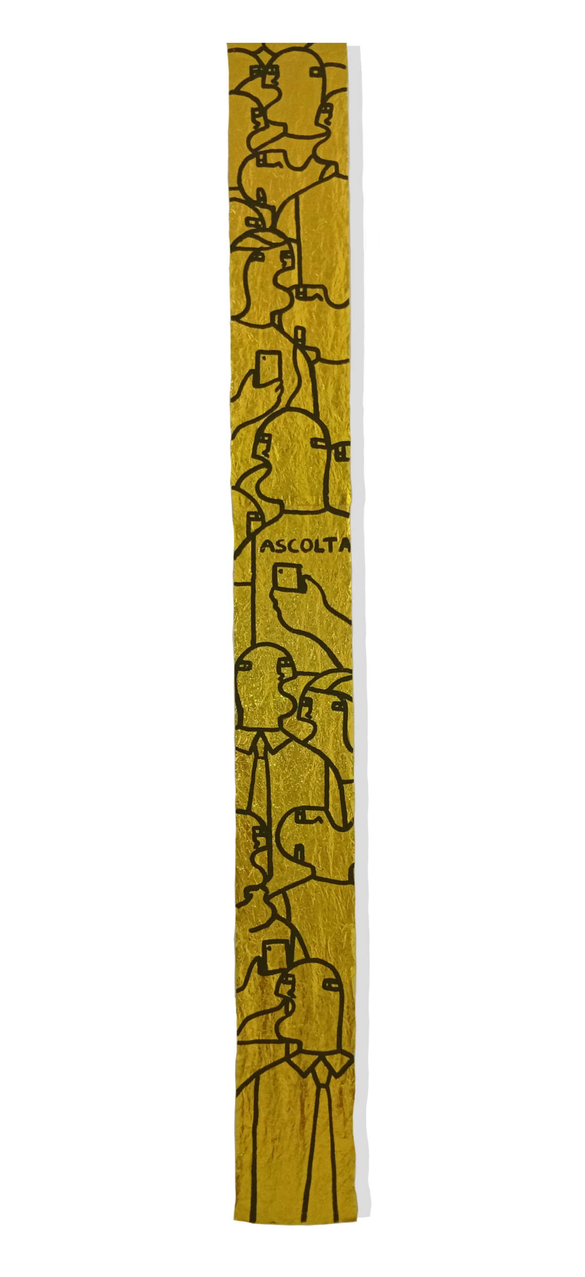 Fabrizio Dusi, Turm von Babel - Hör mir zu (2025; vergoldetes isothermisches Betttuch, gezeichnet und bemalt, 260 x 25 cm). Mit freundlicher Genehmigung des Künstlers
