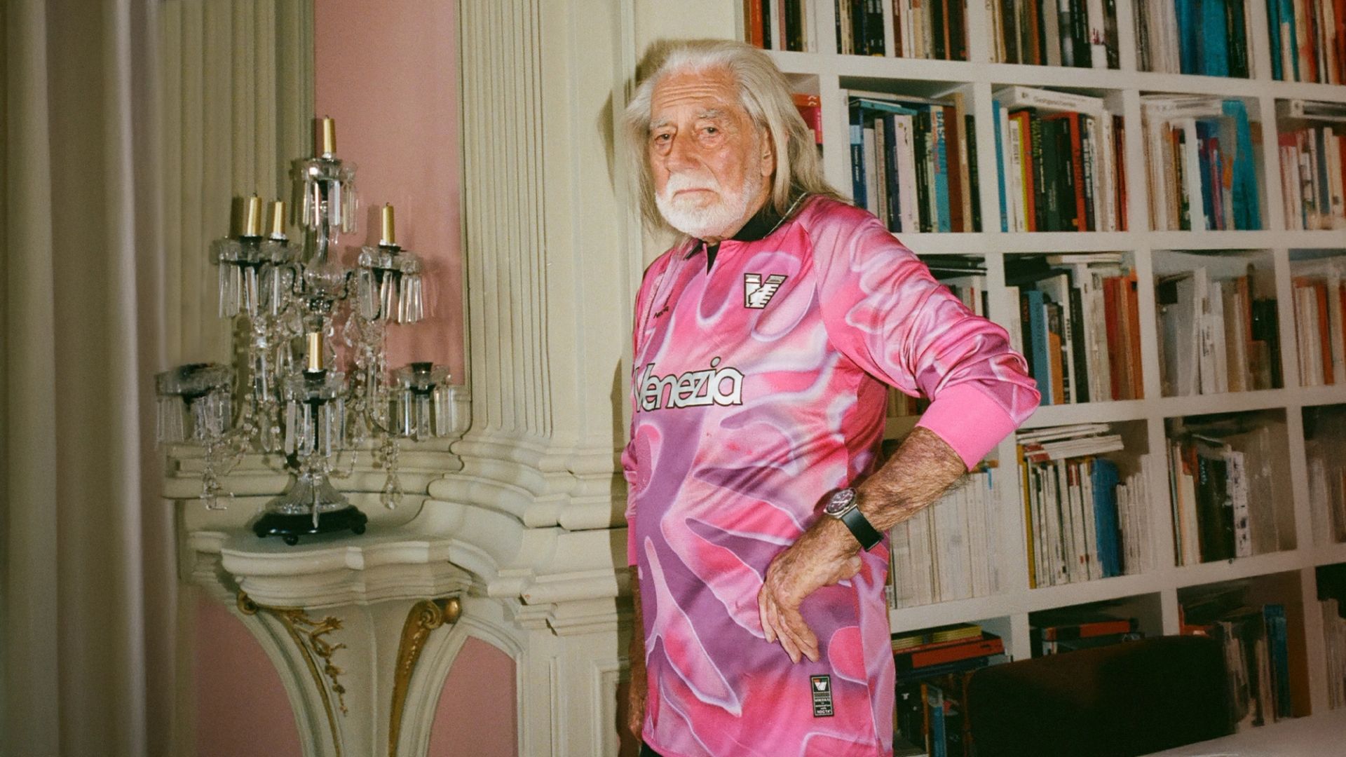Fabrizio Plessi indossa la maglia da calcio del Venezia: le nuove divise portano l'arte in campo