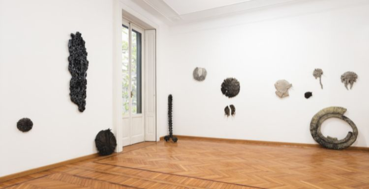 Tips and Thunders: Federico Tosi trasforma gli spazi storici di Fermo con sculture e installazioni