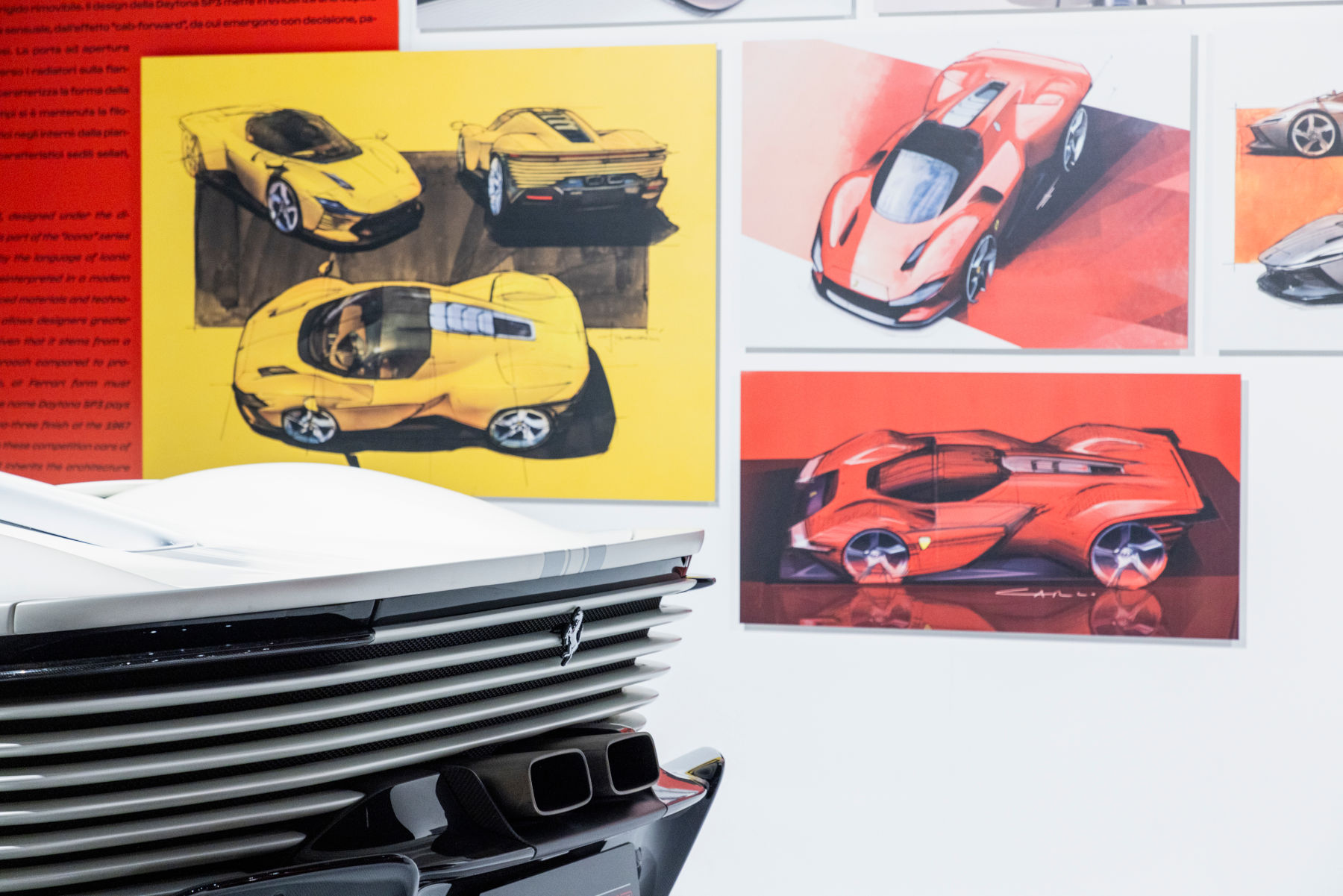 Vue de l'installation de l'exposition Ferrari Design. Voyages créatifs 2010-2025 à MAUTO