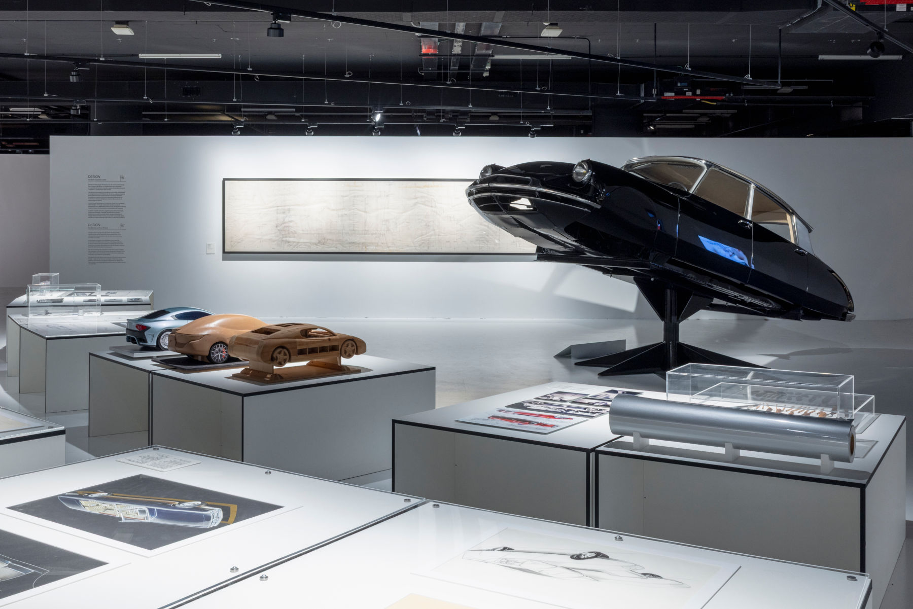 Vue de l'installation de l'exposition Ferrari Design. Voyages créatifs 2010-2025 à MAUTO