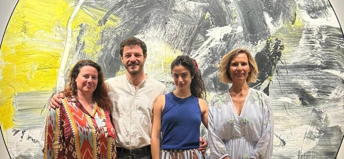 Pausa dal set artistica a Palazzo Maffei per gli attori del nuovo film ispirato al romanzo di Alessia Gazzola