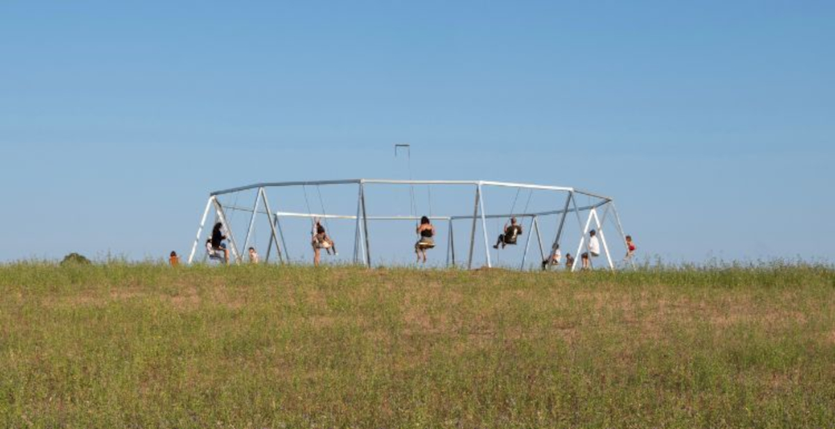 Dodici altalene nella Maremma: a Capalbio l’opera site-specific di Francesco Arena