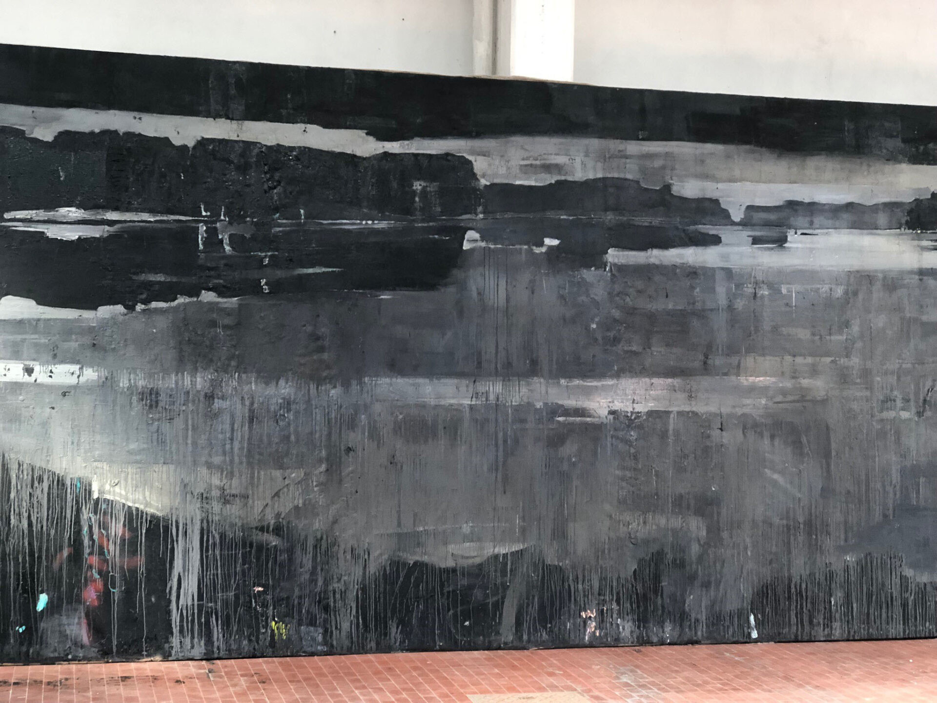 Torna esposta dopo 20 anni l'installazione di Frangi che evoca un fiume di notte. A Milano, nella Sala Stirling