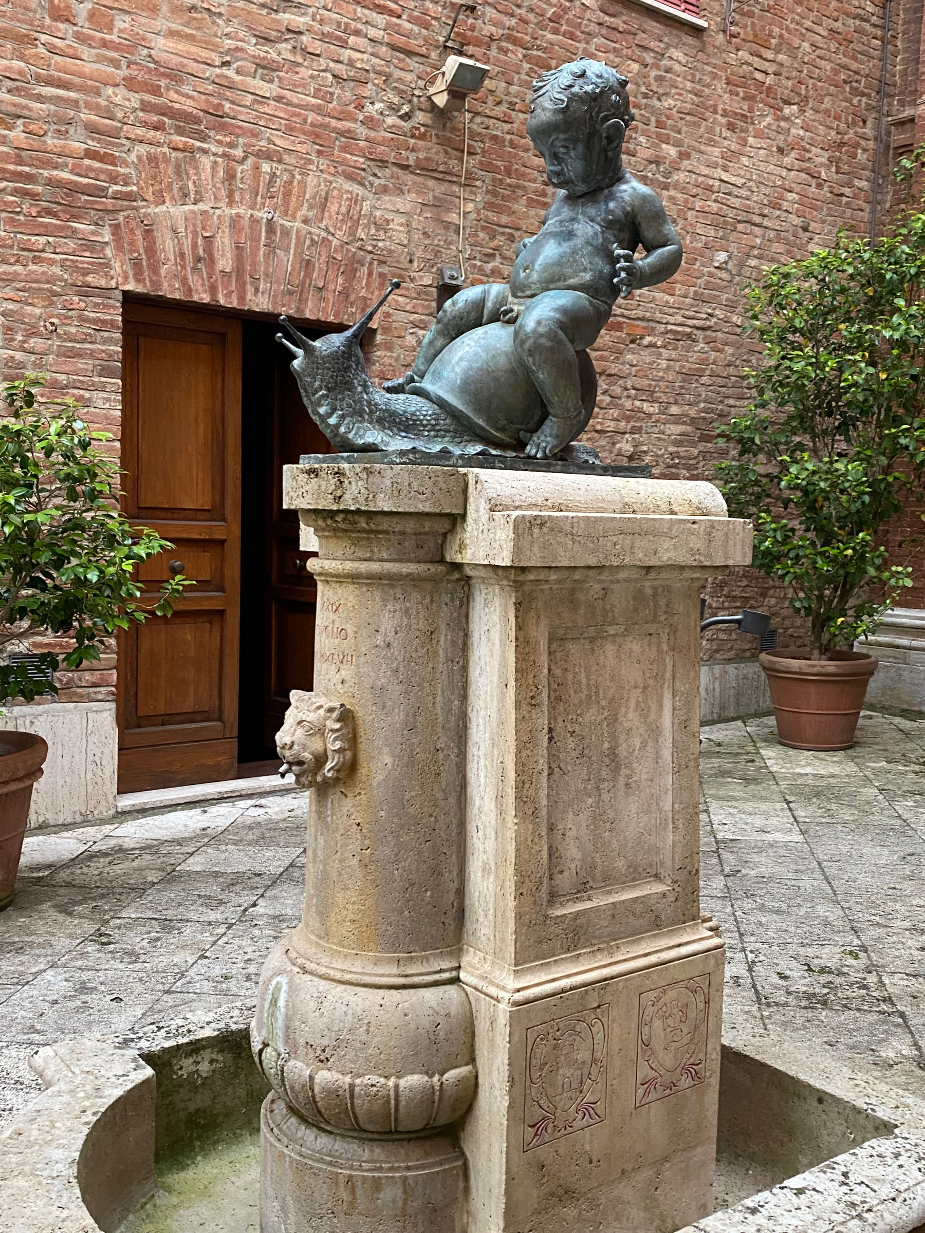 Fulvio Corsini, la Fontanina della Contrada della Chiocciola. Photo : Wikimedia Commons - Ushenna Elyolah