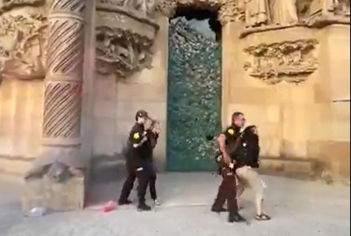 Barcellona, due attiviste lanciano polvere colorata sulla Sagrada Familia. Multa da 600 euro