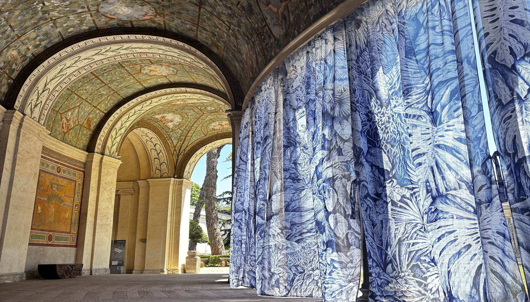 Al Museo Nazionale Etrusco di Villa Giulia la foresta primordiale di Pietro Ruffo realizzata con penna Bic