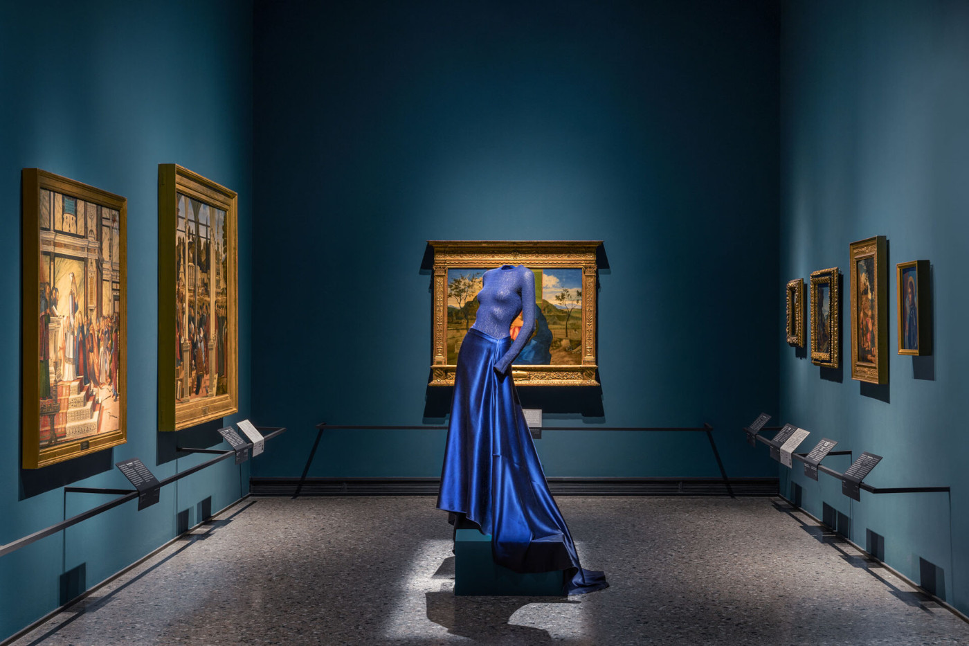 Milano, alla Pinacoteca di Brera la storia dell’arte s'intreccia alla moda con gli abiti di Armani
