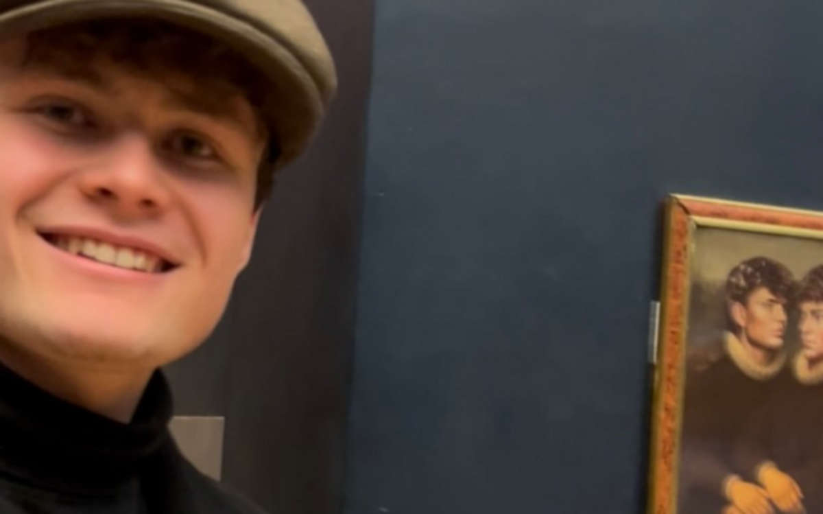 Due giovani creator belgi beffano il Louvre: appendono una loro opera dietro la Gioconda (video)