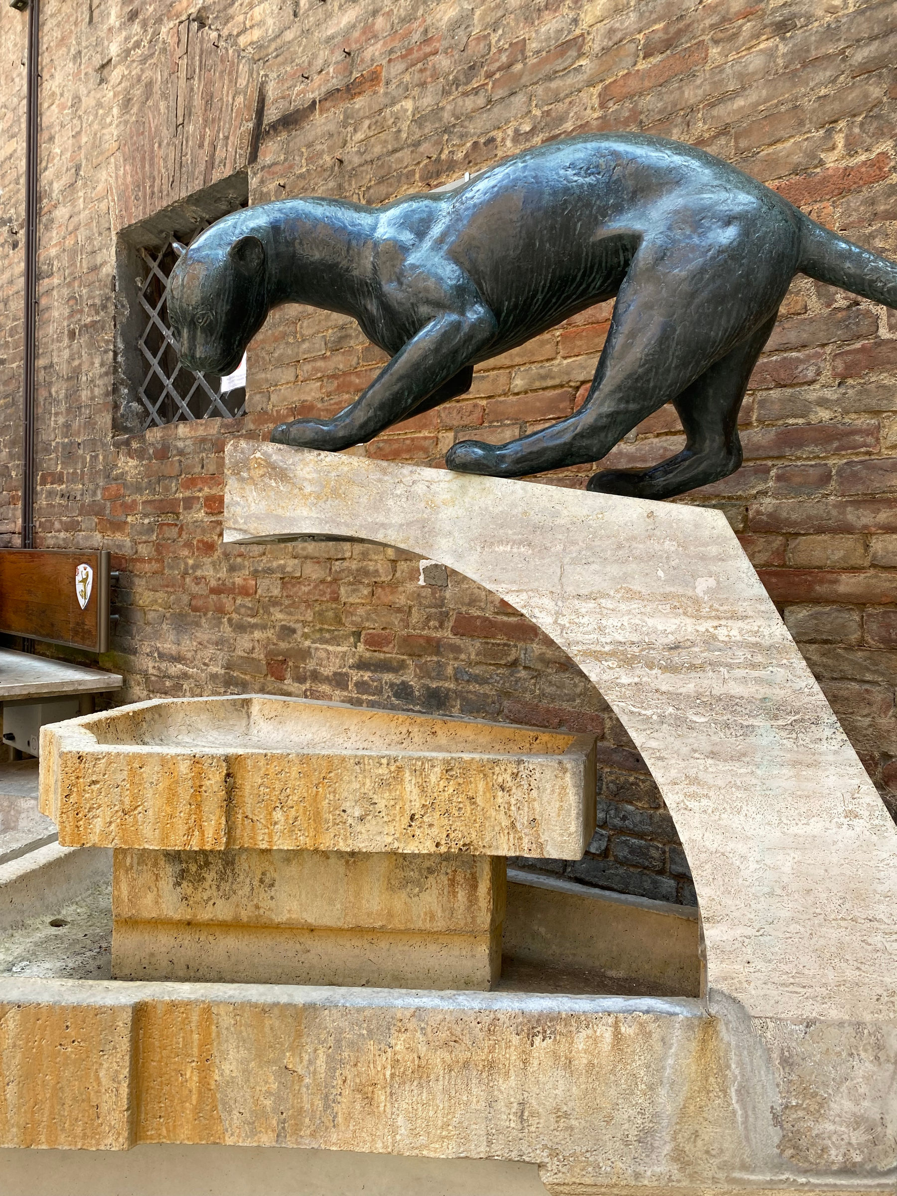 Giulio Corsini, la Fontanina della Contrada della Pantera (1977). Photo : Wikimedia Commons - Ushenna Elyolah
