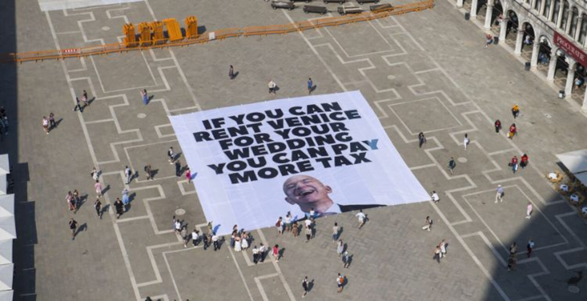 Greenpeace, maxi striscione contro Bezos: “Se puoi affittare Venezia, puoi anche pagare più tasse”