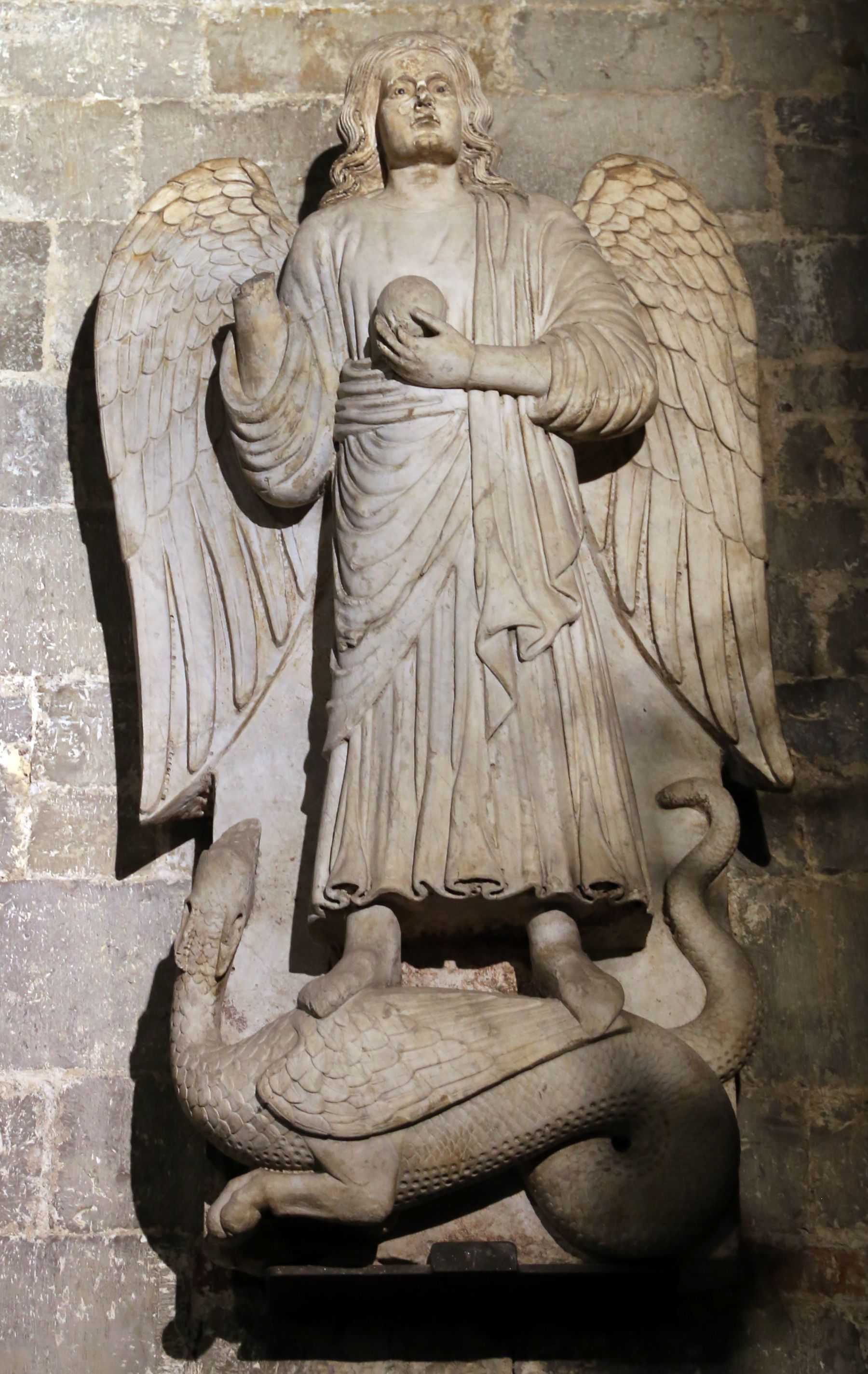 Guido da Como (Manier), Heiliger Erzengel Michael (um 1250; Marmor und geschnitztes Holz, verziert mit Malerei und Vergoldung; Pistoia, Kirche San Michele in Cioncio) Foto: Francesco Bini