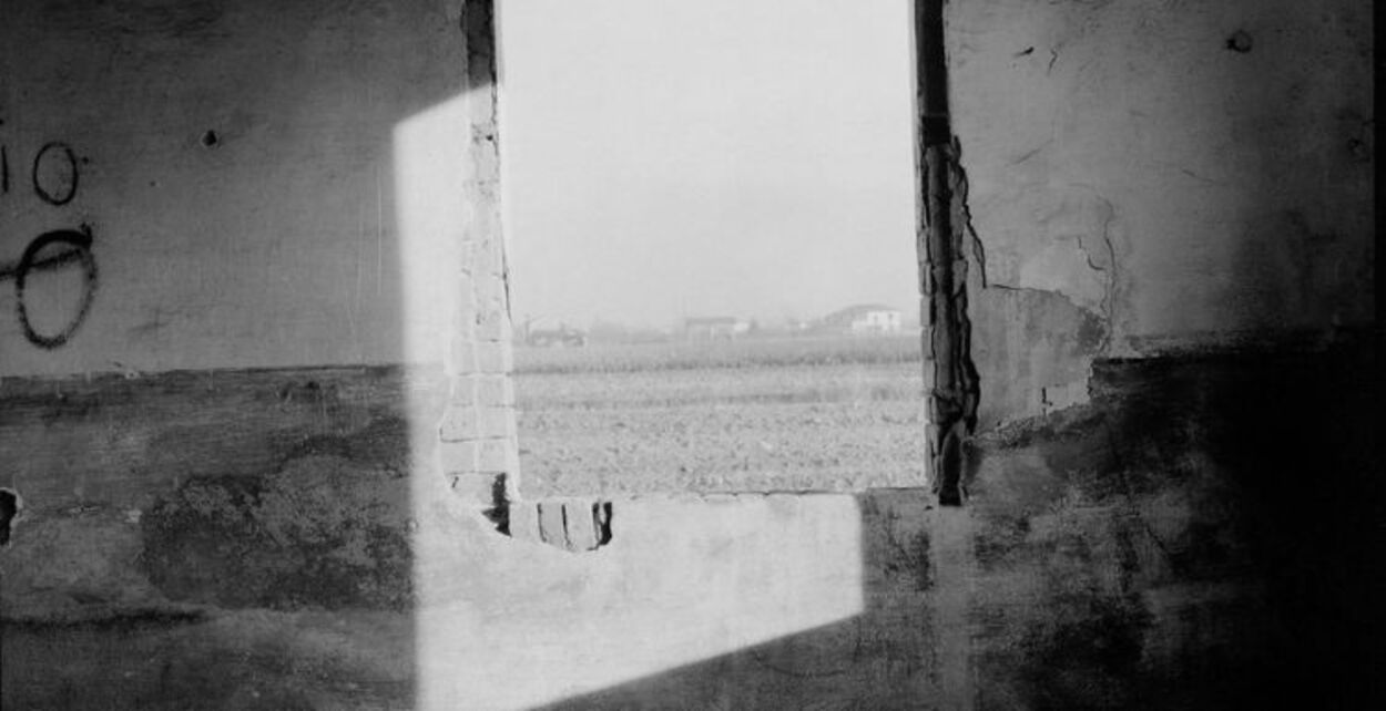 Guido Guidi in mostra a Milano: la fotografia come esplorazione di spazio, luce e ombra