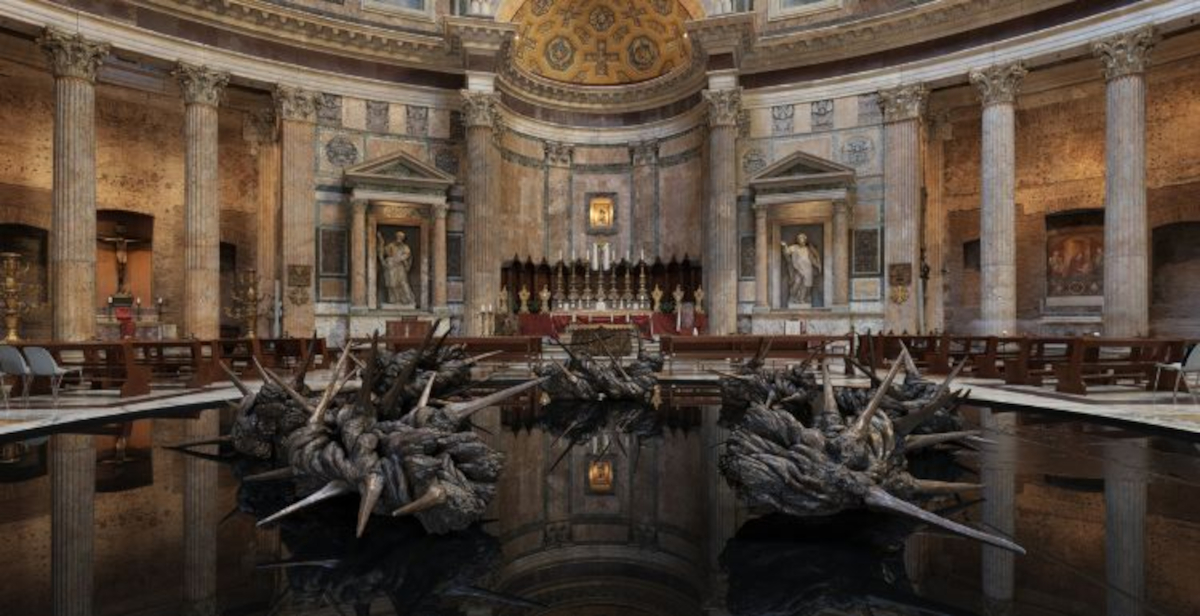 Una corona spezzata sotto l’oculo del Pantheon: Helga Vockenhuber e la Passione cristiana