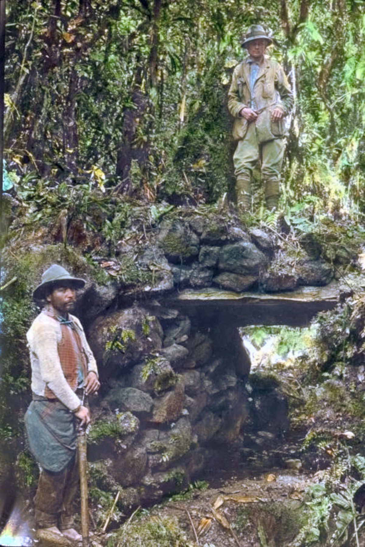 Hiram Bingham in den Ruinen von Espiritu Pampa, 1911. Foto: Harry Ward Foote