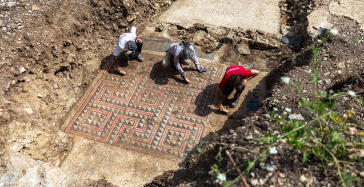 Riemerge ad Alès, in Francia, un mosaico romano intatto: la scoperta durante uno scavo