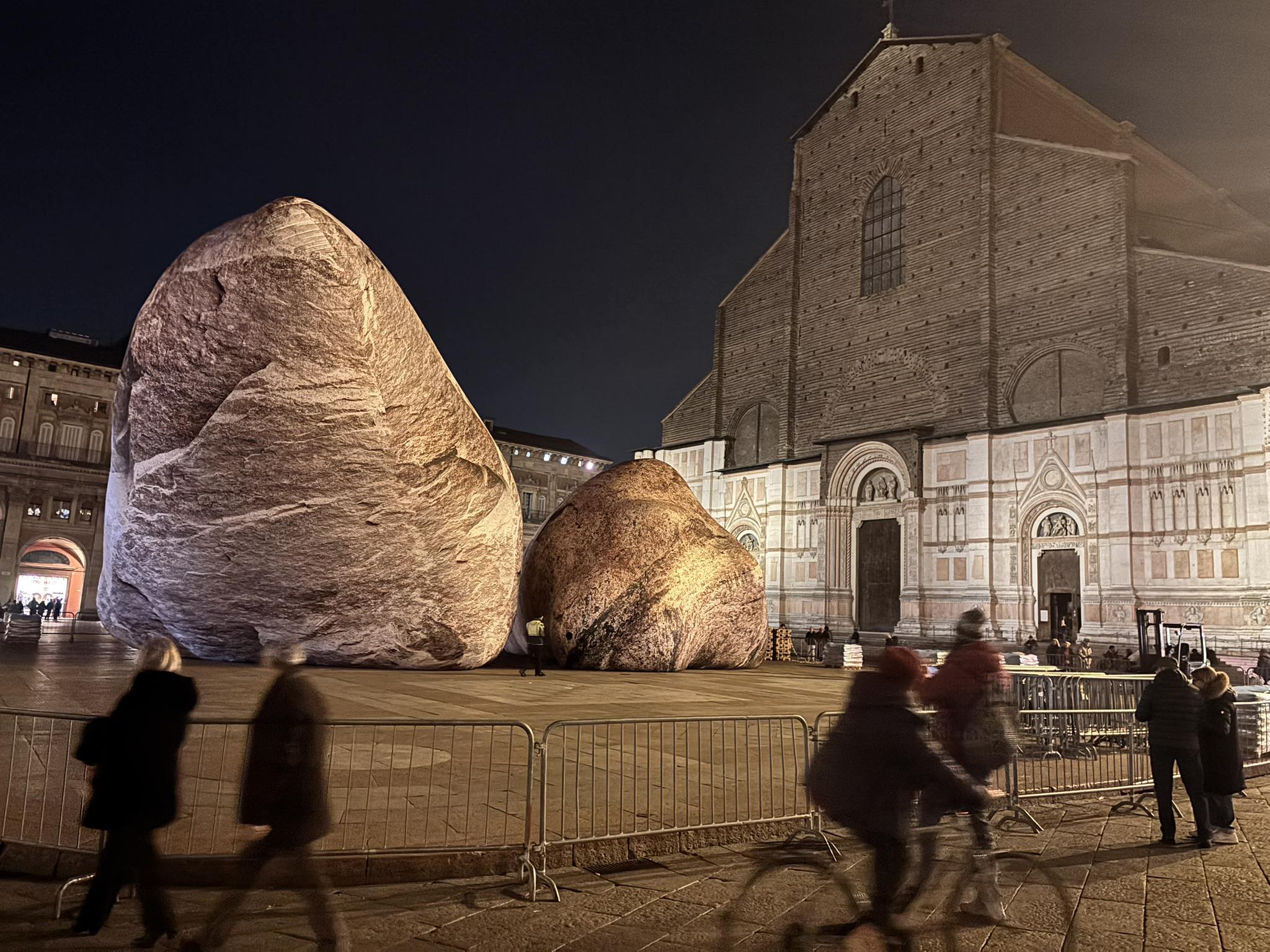 Dei megaliti gonfiabili da 14 metri invadono piazza Maggiore: IWAGUMI trasforma Bologna