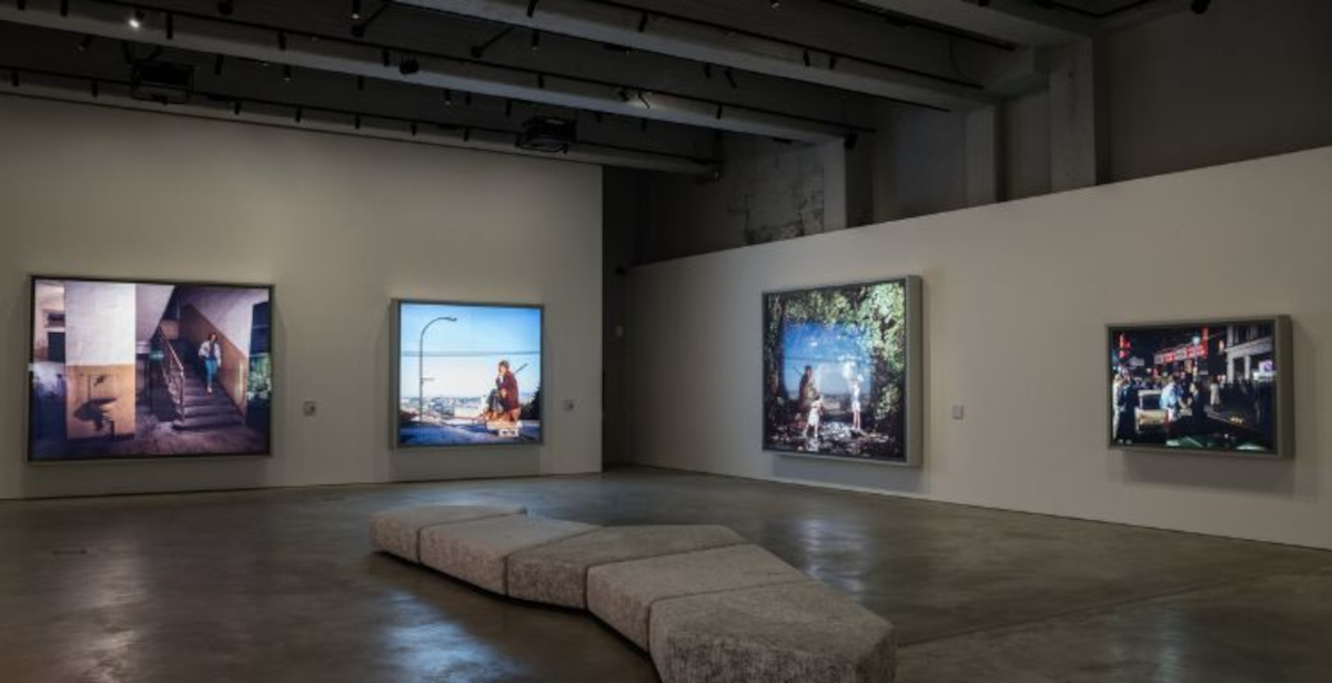 Jeff Wall alle Gallerie d’Italia di Torino: la fotografia come scena e riflessione
