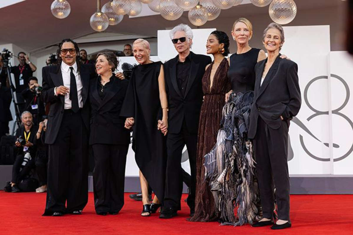 Venezia 82, Leone d’Oro a Jim Jarmusch e Coppa Volpi a Toni Servillo: tutti i premi della Mostra