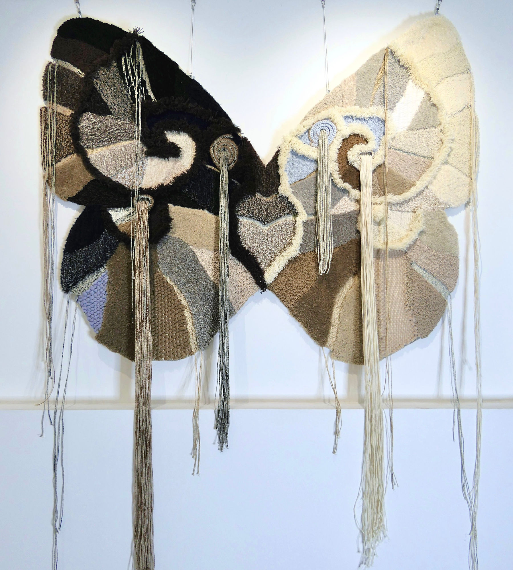 Jules Vissers / Atelier Taftique, Rebirth (Renaissance) (2025 ; tapisserie créée avec de la laine mérinos, de la laine, du coton, des fils mélangés et du feutre, tufting, tissage, crochet, broderie, aiguille poinçonneuse, 170 x 140 cm, plus 100 cm de queues)