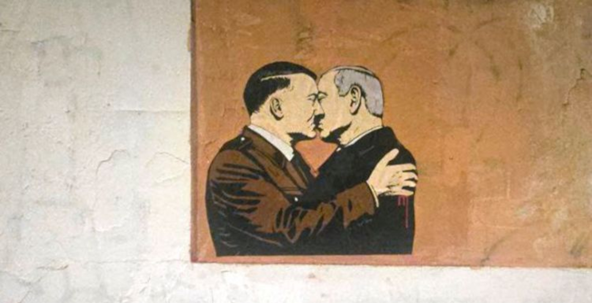 Hitler bacia Netanyahu: il poster di Laika denuncia il massacro dei civili palestinesi