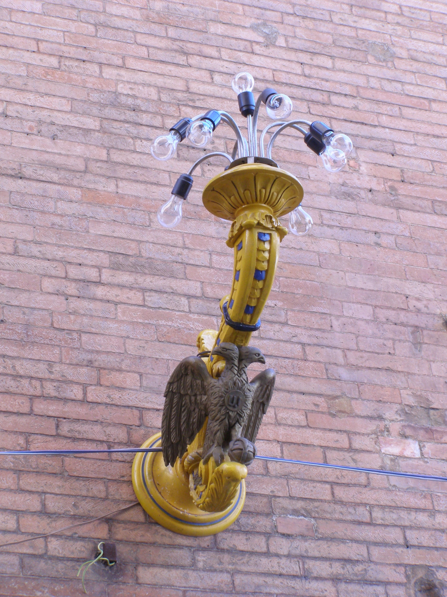 Lanterne murale décorative peinte aux couleurs de la Contrada dell'Aquila. Photo : Wikimedia Commons - Andrzej Otrębski