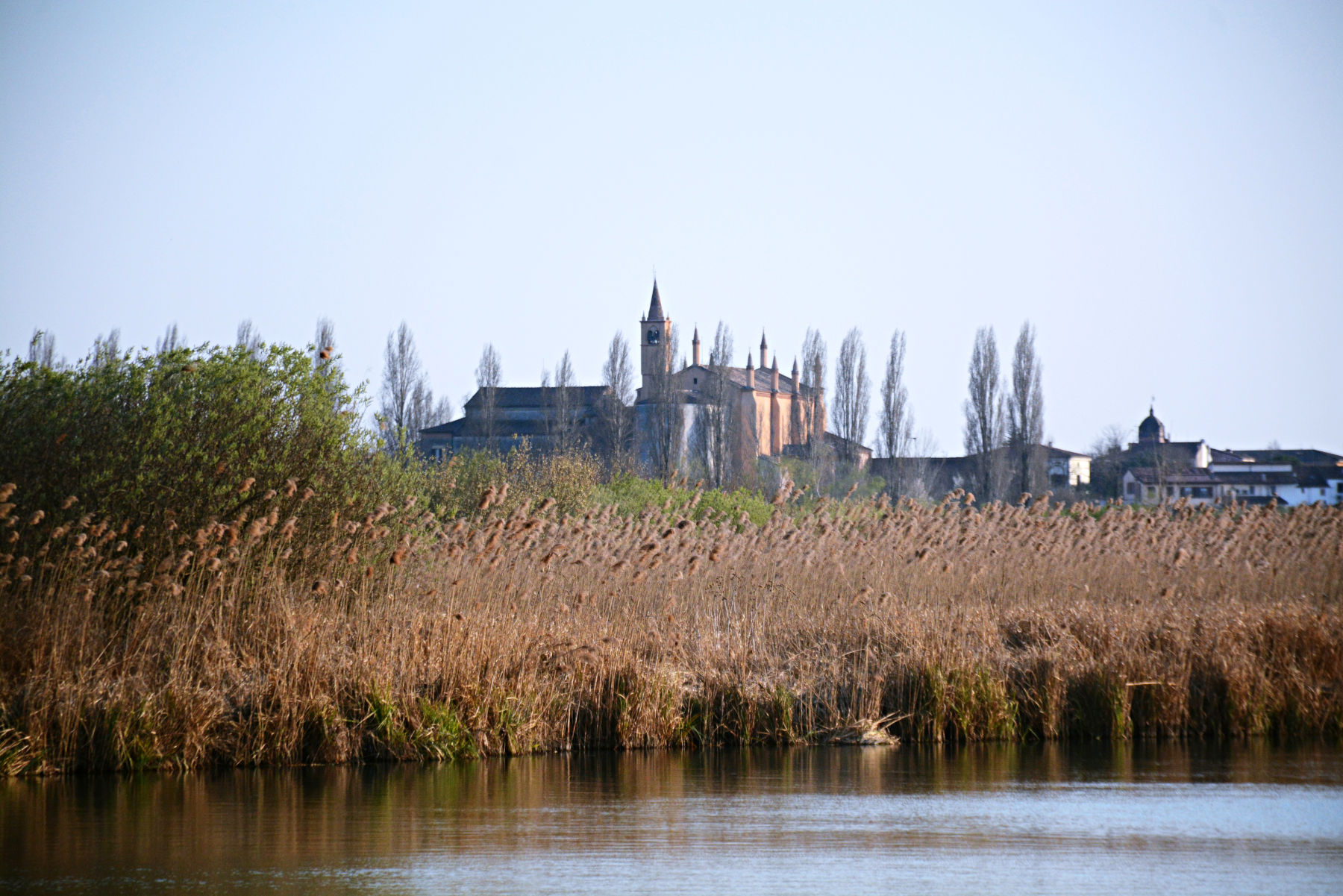 Die Grazien von Curtatone vom Fluss aus gesehen