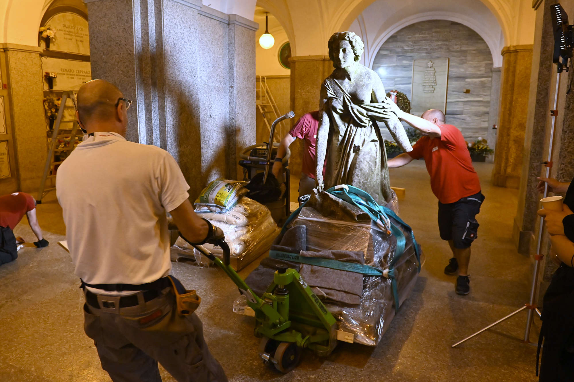 Dopo decenni di assenza, la Libertà di Vincenzo Vela torna al Cimitero Monumentale di Milano