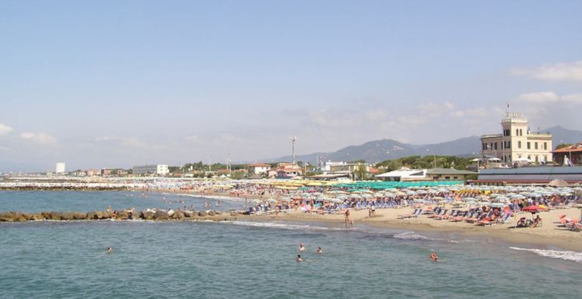 Estate 2025, spiagge vuote: il turismo balneare frena a causa di rincari e nuove abitudini