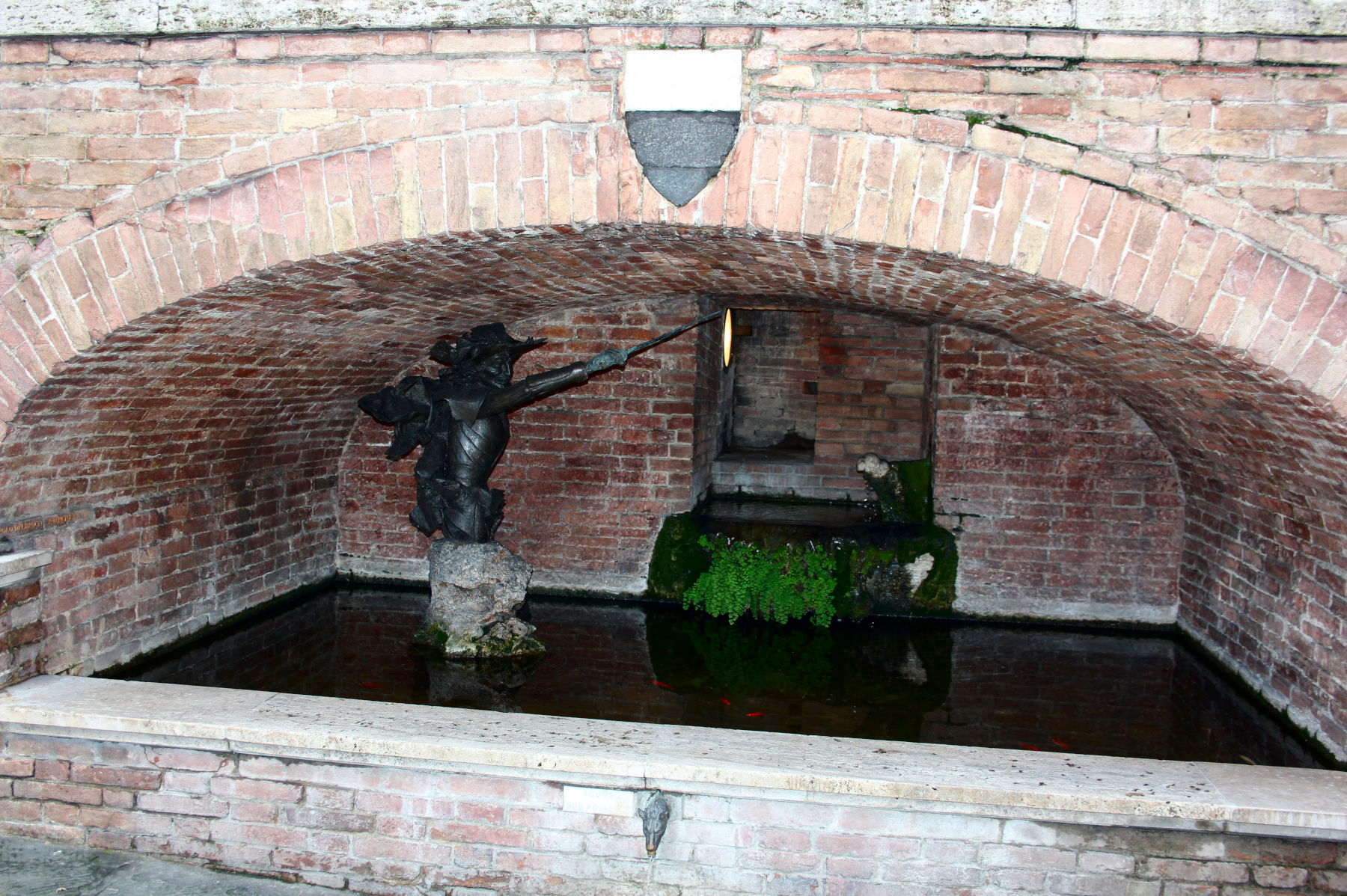 Lorenzo Borgogni, Fontaine baptismale à chenilles. Photo : © Fondation des musées siennois