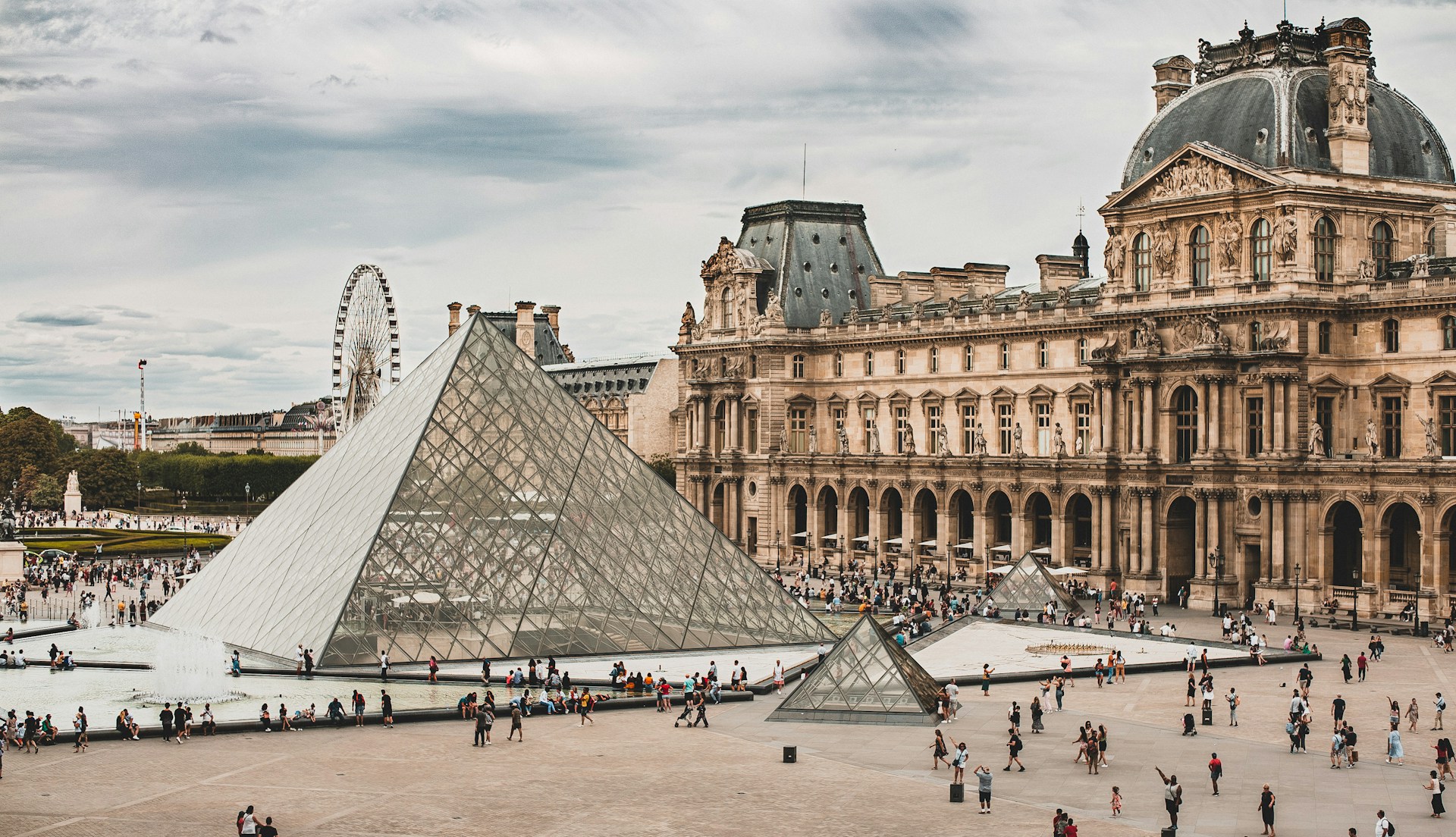 Clamoroso furto al Louvre: rubati stamani nove pezzi dei gioielli della corona francese