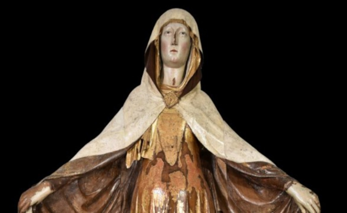 Restaurata la Madonna della Misericordia in legno scolpito e dipinto di Camerino