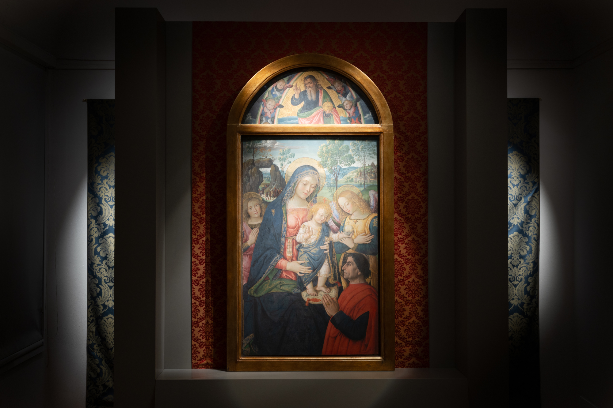 Al Museo Diocesano di Brescia in dialogo la Madonna della Pace di Pinturicchio e l'arte tessile
